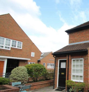MIN 21 nights Hampton Ct River village 1 bed maisonette